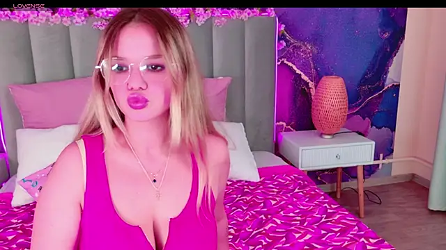 Snapshot of KellyHayden chatting on 10-21-25, 03:24 KellyHayden online show from 10-21-25, 03:24