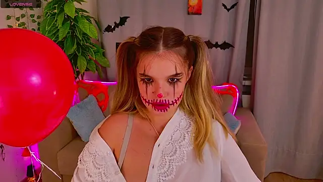 Snapshot of KellyHayden chatting on 10-31-25, 05:36 KellyHayden online show from 10-31-25, 05:36