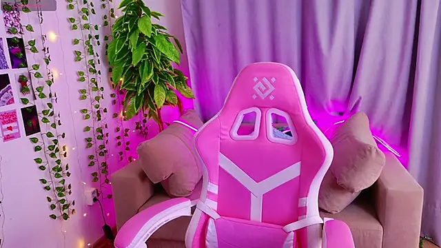 Snapshot of KellyHayden chatting on 11-16-25, 04:23 KellyHayden online show from 11-16-25, 04:23