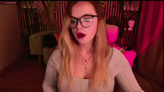 Snapshot of KellyHayden chatting on 12-17-25, 05:08 KellyHayden online show from 12-17-25, 05:08