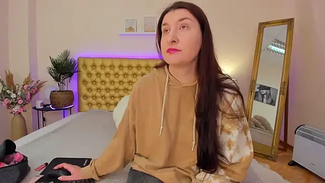 TrishaDarks online show from 04-29-26, 05:11