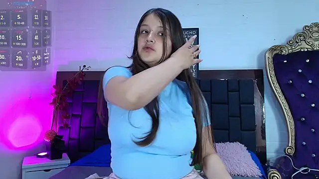 Snapshot of Krystal_Heartss chatting on 12-18-25, 01:17 Krystal Heartss online show from 12-18-25, 01:17