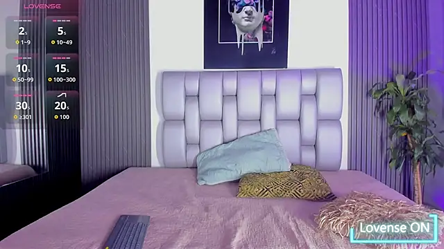 Snapshot of Ellis-Brown chatting on 10-21-25, 04:02 Ellis-Brown online show from 10-21-25, 04:02