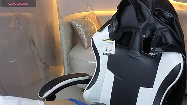 Snapshot of Skyler_Gracee_Tx chatting on 10-14-25, 01:01 Skyler Gracee Tx online show from 10-14-25, 01:01