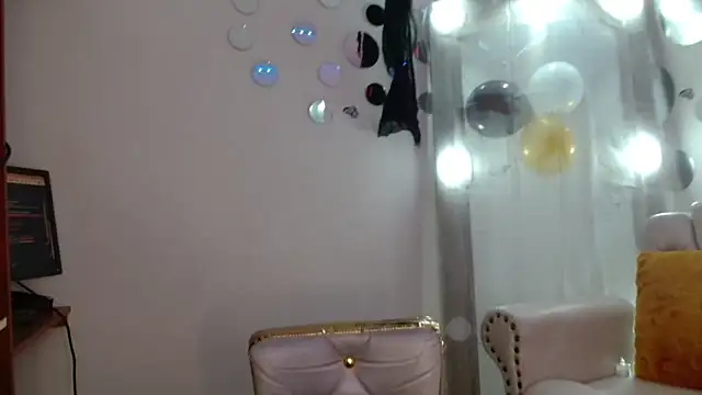 Snapshot of Nina_Roser chatting on 10-21-25, 01:01 Nina Roser online show from 10-21-25, 01:01