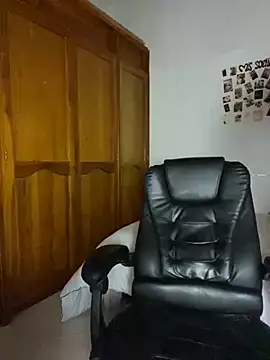 Snapshot of Bleer_Rousse chatting on 10-15-25, 05:46 Bleer Rousse online show from 10-15-25, 05:46