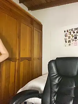 Snapshot of Bleer_Rousse chatting on 10-21-25, 06:19 Bleer Rousse online show from 10-21-25, 06:19