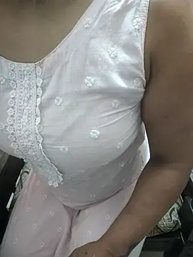 Snapshot of Fashion_Queen chatting on 09-23-25, 07:11 Fashion Queen online show from 09-23-25, 07:11