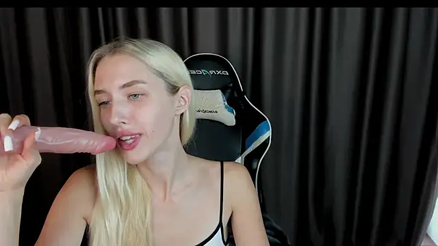 Snapshot of baby_xoxo chatting on 09-30-25, 07:13 baby xoxo online show from 09-30-25, 07:13