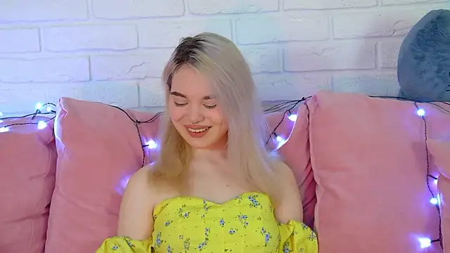 Snapshot of AnnaDelon chatting on 10-13-25, 04:56 AnnaDelon online show from 10-13-25, 04:56