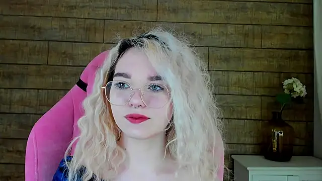 Snapshot of AnnaDelon chatting on 10-17-25, 04:04 AnnaDelon online show from 10-17-25, 04:04