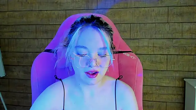 Snapshot of AnnaDelon chatting on 10-19-25, 04:02 AnnaDelon online show from 10-19-25, 04:02