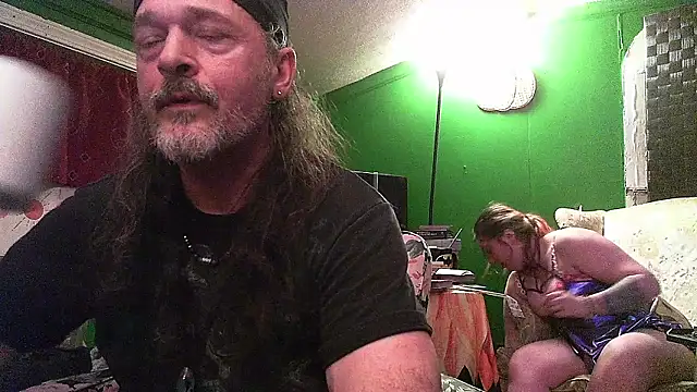 Snapshot of HippieDad333 chatting on 04-14-26, 03:01 HippieDad333 online show from 04-14-26, 03:01