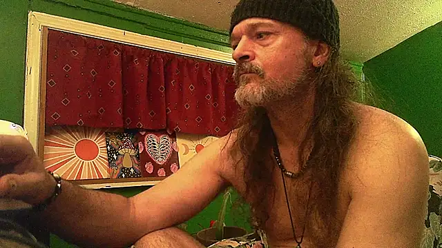 Snapshot of HippieDad333 chatting on 04-19-26, 01:49 HippieDad333 online show from 04-19-26, 01:49