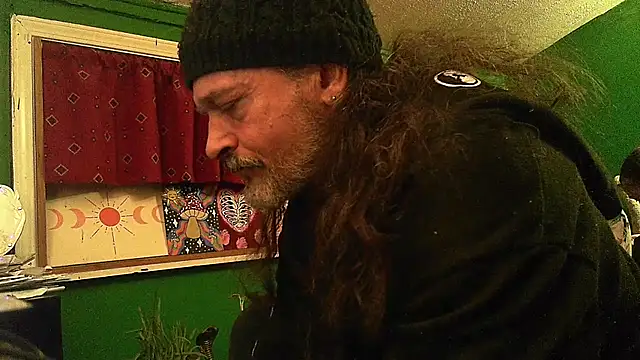 Snapshot of HippieDad333 chatting on 04-21-26, 01:53 HippieDad333 online show from 04-21-26, 01:53