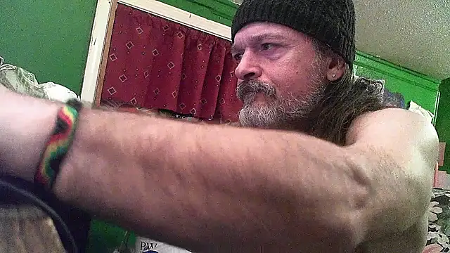 Snapshot of HippieDad333 chatting on 04-28-26, 03:22 HippieDad333 online show from 04-28-26, 03:22