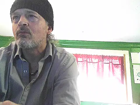 Snapshot of HippieDad333 chatting on 05-08-26, 05:40 HippieDad333 online show from 05-08-26, 05:40