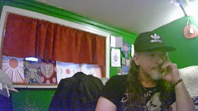 Snapshot of HippieDad333 chatting on 06-05-26, 12:50 HippieDad333 online show from 06-05-26, 12:50