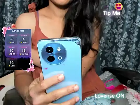 Snapshot of Queen-Bee143 chatting on 02-27-26, 06:41 Queen-Bee143 online show from 02-27-26, 06:41