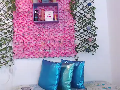 Snapshot of FUNNY_AND_HORNEY chatting on 10-22-25, 04:02 FUNNY AND HORNEY online show from 10-22-25, 04:02