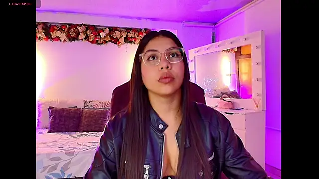 kloe28 online show from 11-17-25, 04:07