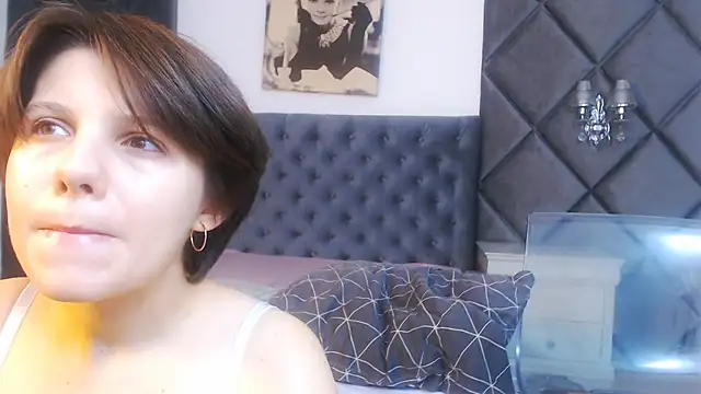 Snapshot of WendyChantal chatting on 10-22-25, 04:02 WendyChantal online show from 10-22-25, 04:02