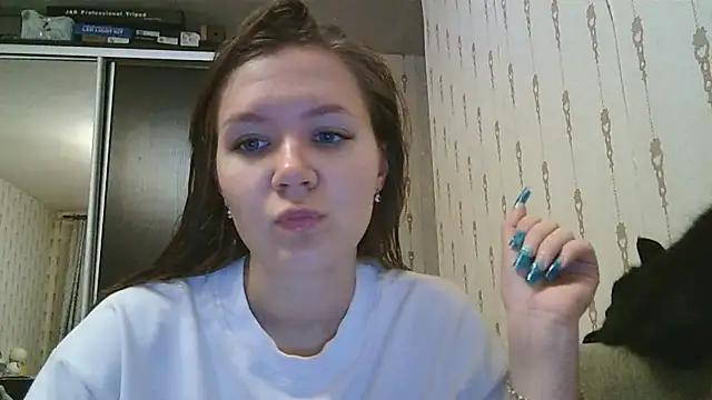 Snapshot of Kalivess chatting on 10-26-25, 01:50 Kalivess online show from 10-26-25, 01:50