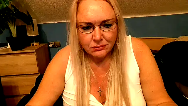 Sandy-Summer online show from 09-29-25, 03:28