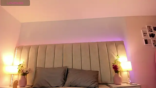 EllaaThorne online show from 10-27-25, 07:51