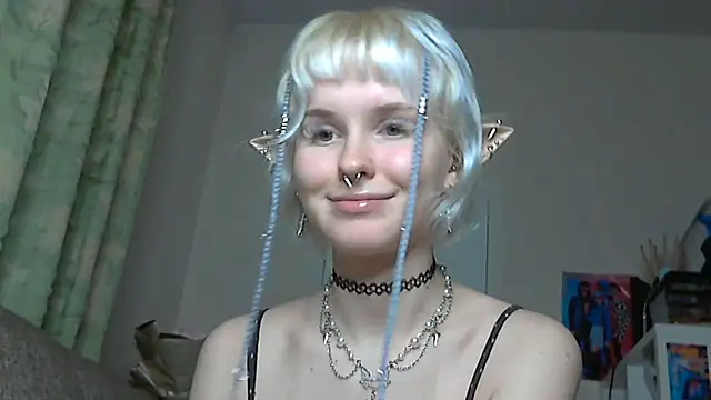 Snapshot of Paradoxy_ chatting on 12-21-25, 08:38 Paradoxy online show from 12-21-25, 08:38