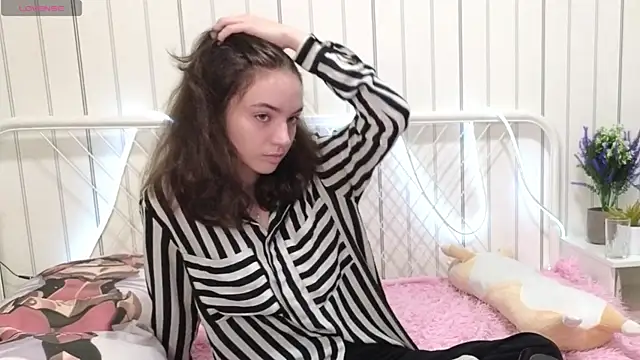 TarahCayne online show from 10-12-25, 08:57