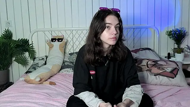 TarahCayne online show from 10-13-25, 08:25