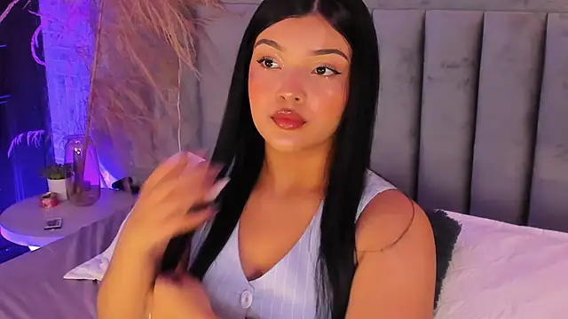 Snapshot of EmmaBlossom chatting on 10-18-25, 08:09 EmmaBlossom online show from 10-18-25, 08:09