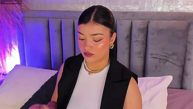 Snapshot of EmmaBlossom chatting on 10-19-25, 03:12 EmmaBlossom online show from 10-19-25, 03:12