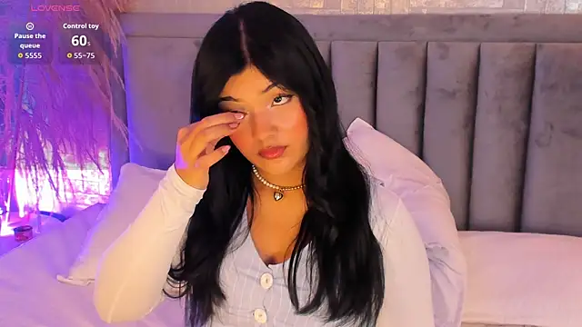 Snapshot of EmmaBlossom chatting on 11-02-25, 03:03 EmmaBlossom online show from 11-02-25, 03:03