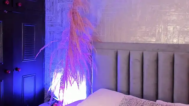 Snapshot of EmmaBlossom chatting on 11-27-25, 07:27 EmmaBlossom online show from 11-27-25, 07:27