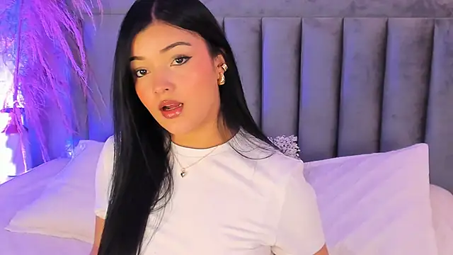 Snapshot of EmmaBlossom chatting on 11-28-25, 07:27 EmmaBlossom online show from 11-28-25, 07:27