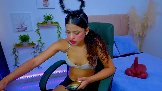 pequitasmedusa9 online show from 10-17-25, 06:21