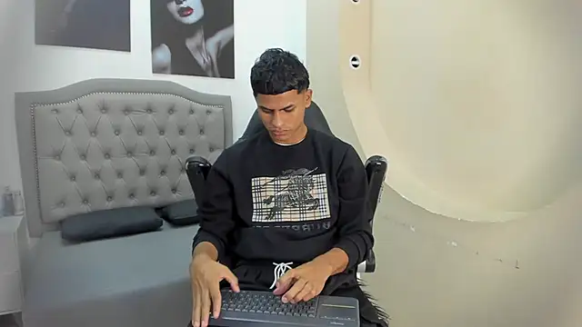 Snapshot of paull_cassidy chatting on 12-15-25, 11:25 paull cassidy online show from 12-15-25, 11:25