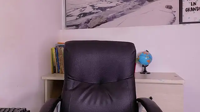 Adrianna5  online show from 04-28-26, 01:27