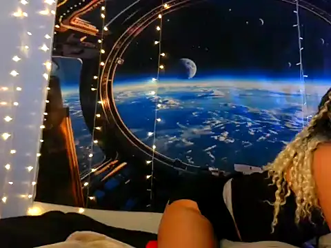 Snapshot of MrsToniTone chatting on 12-18-25, 05:19 MrsToniTone online show from 12-18-25, 05:19