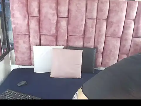 Snapshot of Jerom_xx chatting on 10-16-25, 08:32 Jerom xx online show from 10-16-25, 08:32