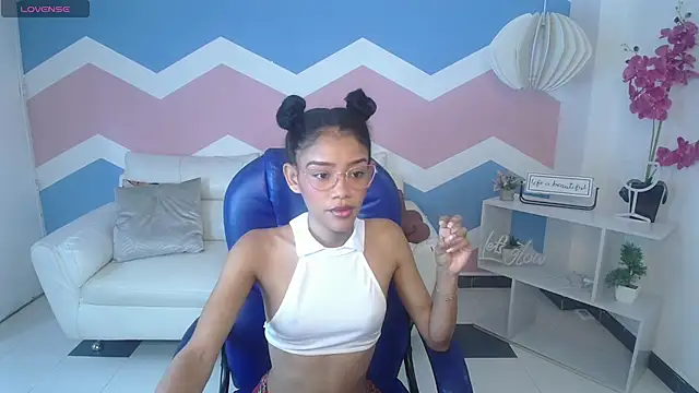 Snapshot of adisson_petite1 chatting on 11-08-25, 01:11 adisson petite1 online show from 11-08-25, 01:11