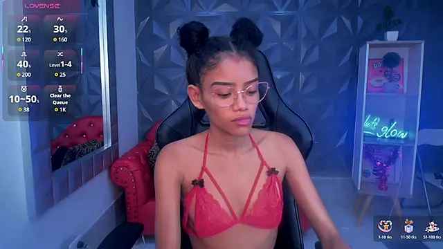 Snapshot of adisson_petite1 chatting on 11-28-25, 01:25 adisson petite1 online show from 11-28-25, 01:25