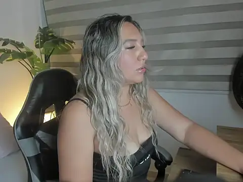 kiara mirren online show from 10-08-25, 02:20