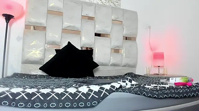 Snapshot of Nyra_18 chatting on 11-14-25, 08:13 Nyra 18 online show from 11-14-25, 08:13