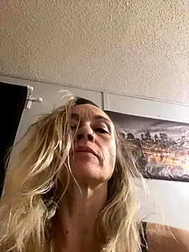 Snapshot of vixen_eyes chatting on 09-26-25, 12:53 vixen eyes online show from 09-26-25, 12:53