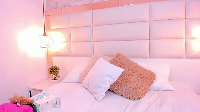 Snapshot of Megane_whitte chatting on 11-21-25, 08:29 Megane whitte online show from 11-21-25, 08:29