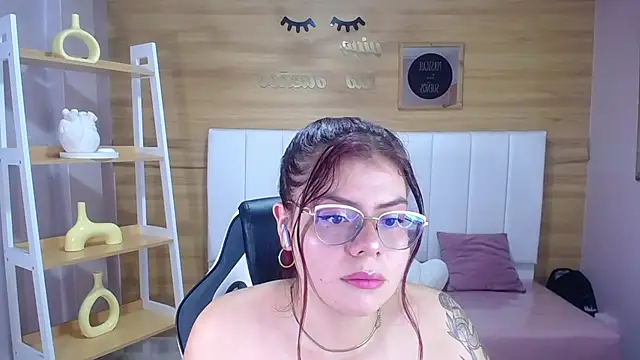 Snapshot of draviana_a_ chatting on 10-09-25, 03:37 draviana a  online show from 10-09-25, 03:37