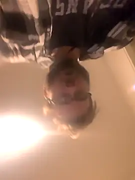 Snapshot of bear8t chatting on 10-28-25, 07:01 bear8t online show from 10-28-25, 07:01